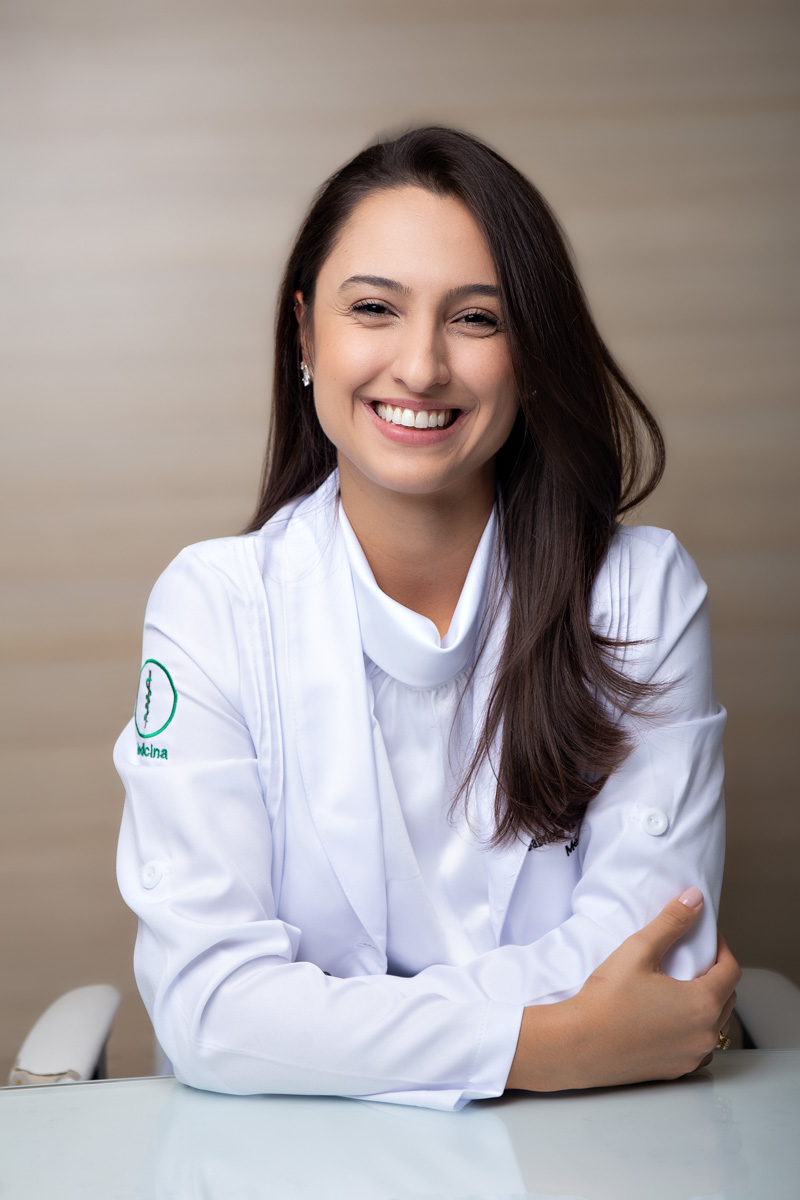 Dra. Gabrielle Turnes sorrindo no consultório